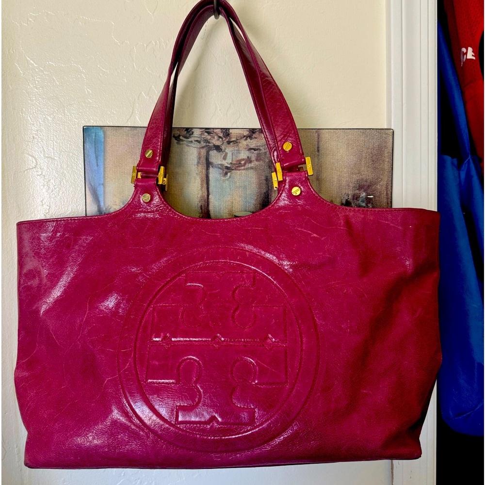 Tory Burch women’s Maroon Bombe Bag Leather Tote.